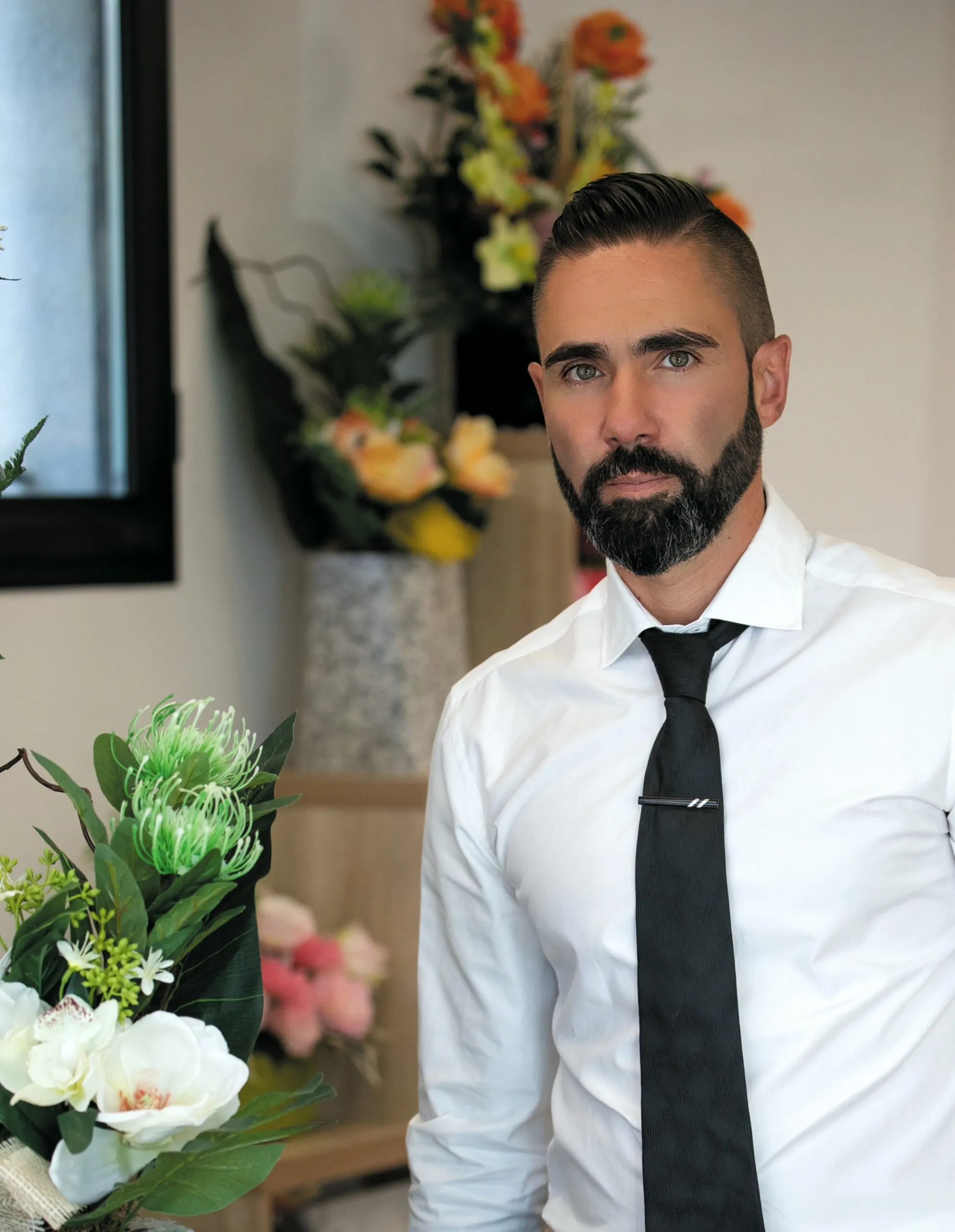 Steeve Bartolini, gérant des Pompes Funèbres Bartolini, en tenue professionnelle