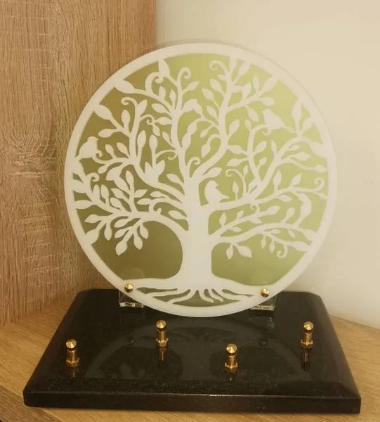 Plaque funéraire ronde translucide gravée d'un arbre de vie sur socle