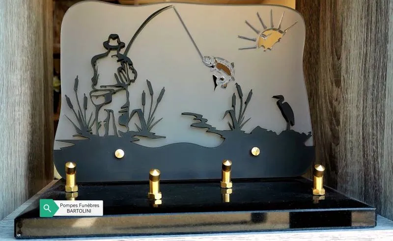 Plaque funéraire en plexiglas et granit illustrée d'un pêcheur au bord de l'eau
