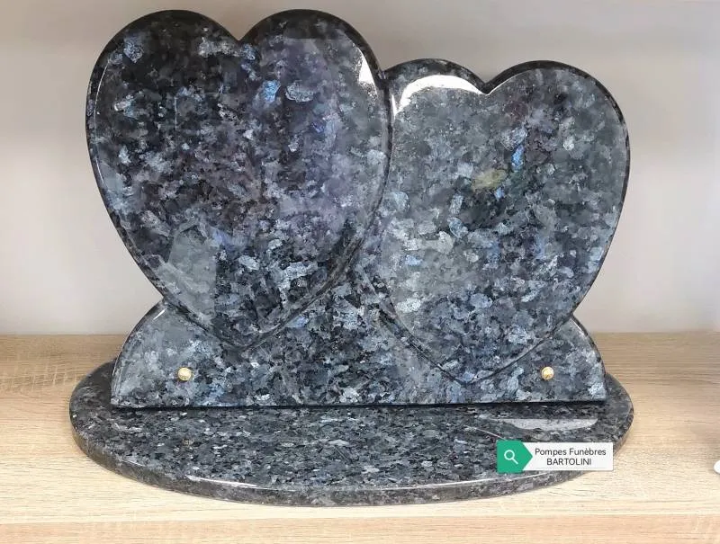Plaque funéraire double cœur en granit bleu Labrador sur socle ovale