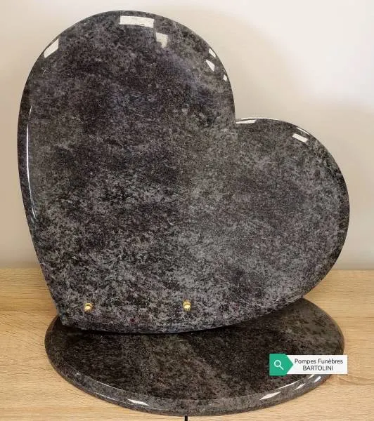 Plaque funéraire en granit gris découpée en forme de cœur sur socle