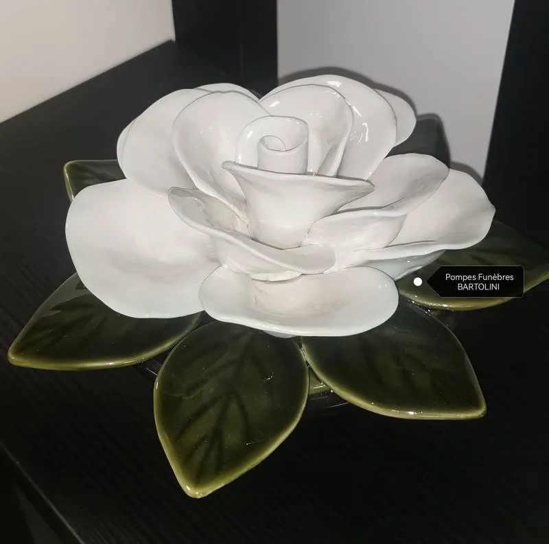 Fleur de rose en céramique blanche sur feuillage vert pour caveau