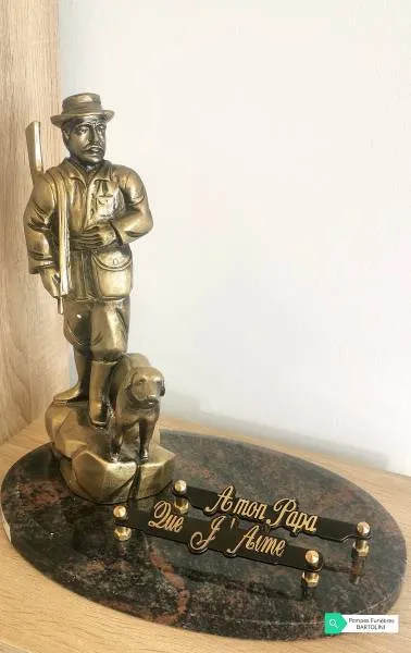 Plaque funéraire avec figurine de chasseur et son chien sur socle en granit
