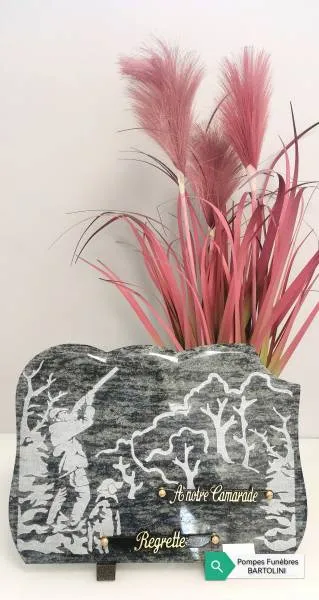 Plaque funéraire en granit gris gravée d'un chasseur visant du gibier