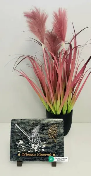 Plaque funéraire en granit gravée avec motif de pêcheur à la ligne