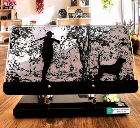 Plaque funéraire en plexiglas sérigraphiée d'un chasseur et son chien en forêt