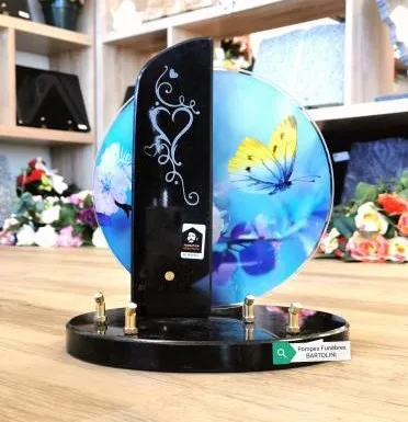 Plaque funéraire ronde en plexiglas bleu avec papillon jaune et socle noir