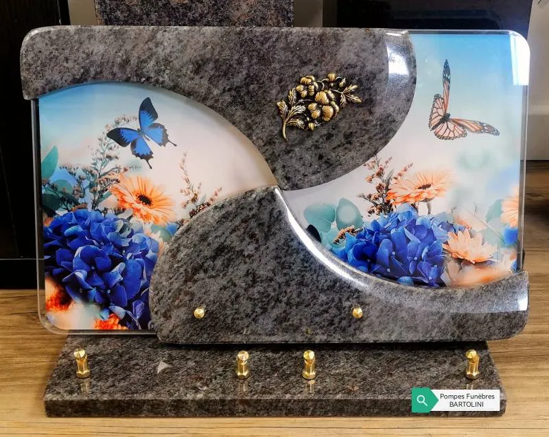Plaque funéraire combinant granit gris et plexiglas décoré de fleurs et papillons