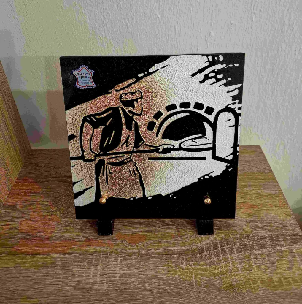 Plaque funéraire en granit noir gravée d'un pizzaiolo devant son four à pizza