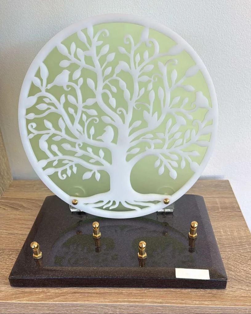 Plaque funéraire en plexiglas vert pastel motif arbre de vie blanc