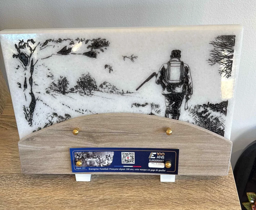 Plaque funéraire en céramique blanche gravée d'un chasseur marching en forêt