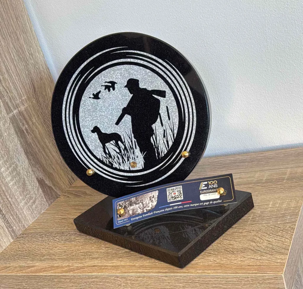 Plaque funéraire ronde en granit noir avec silhouette de chasseur et son chien