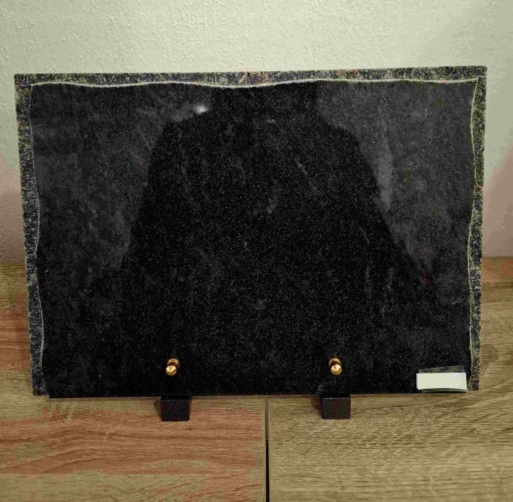 Plaque funéraire rectangulaire en granit noir avec bords rustiques éclatés