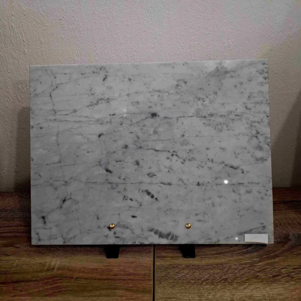Plaque funéraire rectangulaire simple en marbre blanc veiné de gris