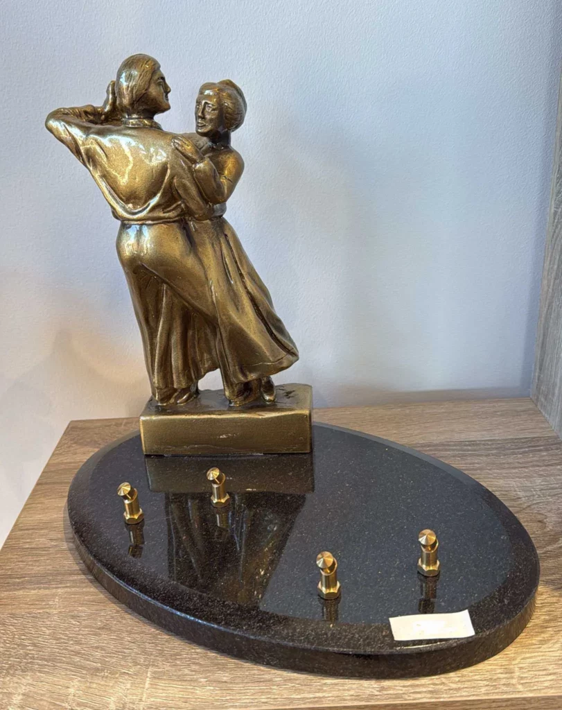Plaque funéraire avec figurine d'un couple de danseurs de bal sur socle