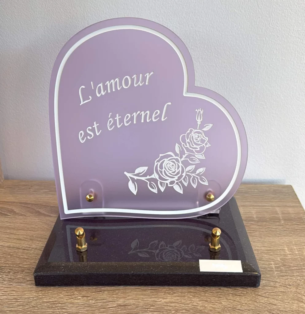 Plaque funéraire en plexiglas violet forme cœur gravée de roses