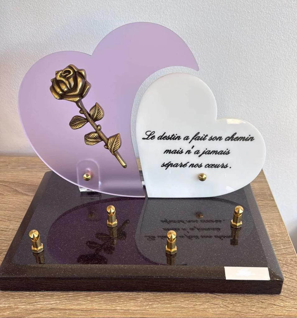 Plaque funéraire double cœur en plexiglas mauve avec rose en bronze