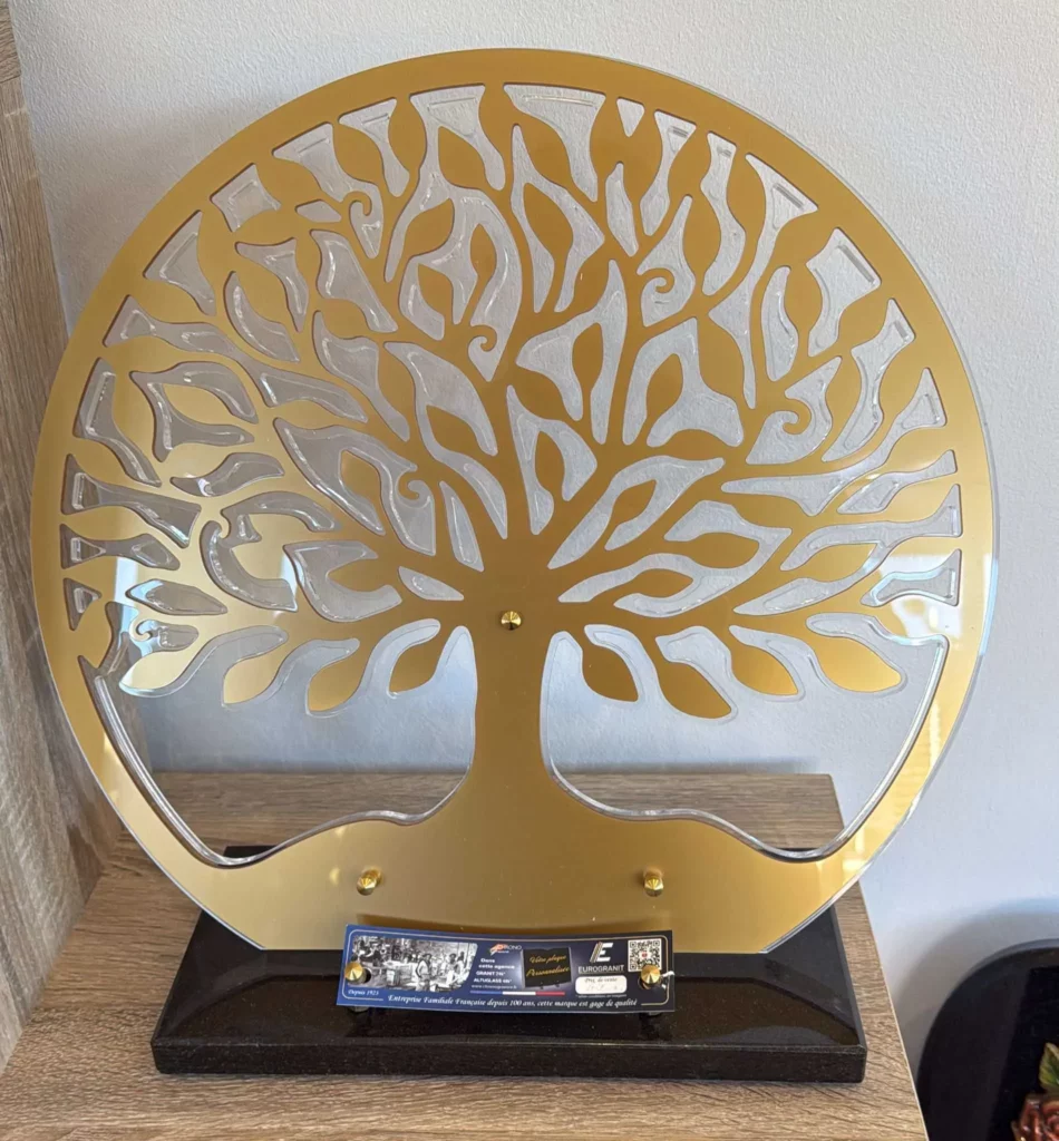 Plaque funéraire ronde en plexiglas découpée en forme d'arbre de vie dorée