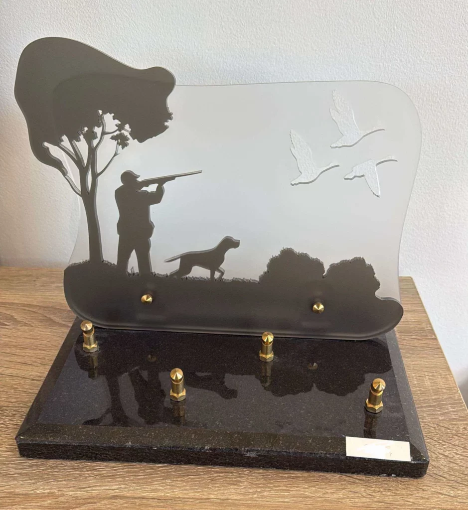Plaque funéraire en plexiglas illustrée d'un chasseur avec son chien et canards