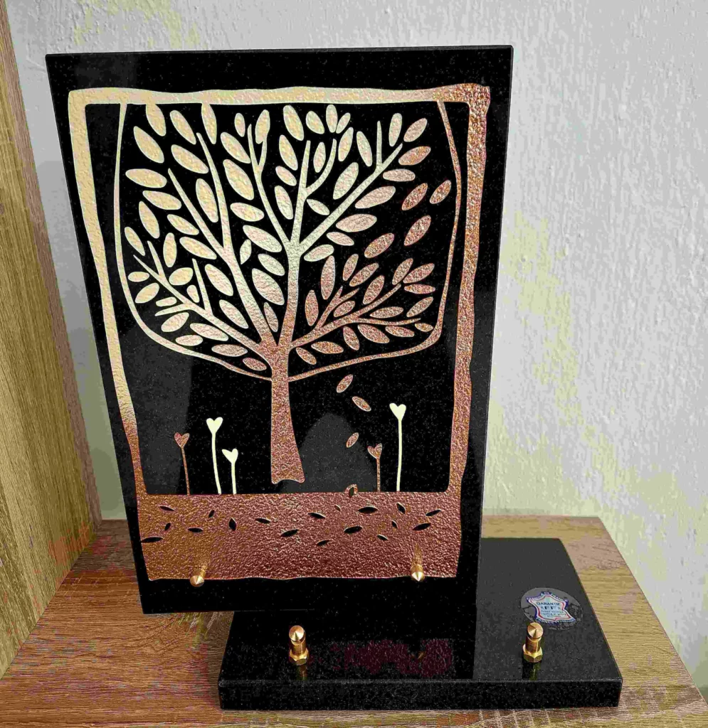 Plaque funéraire en granit noir avec gravure dorée de l'arbre de vie