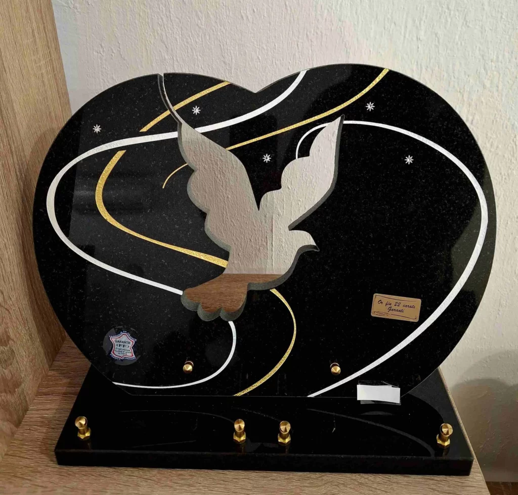 Plaque funéraire en forme de cœur double en granit noir avec gravure colombe dorée