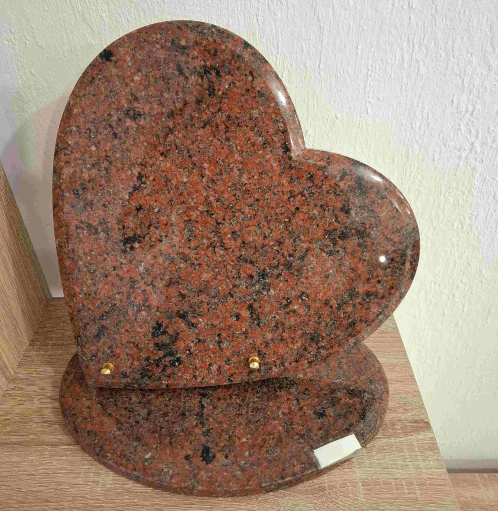 Plaque funéraire cœur en granit multicolore rouge et noir