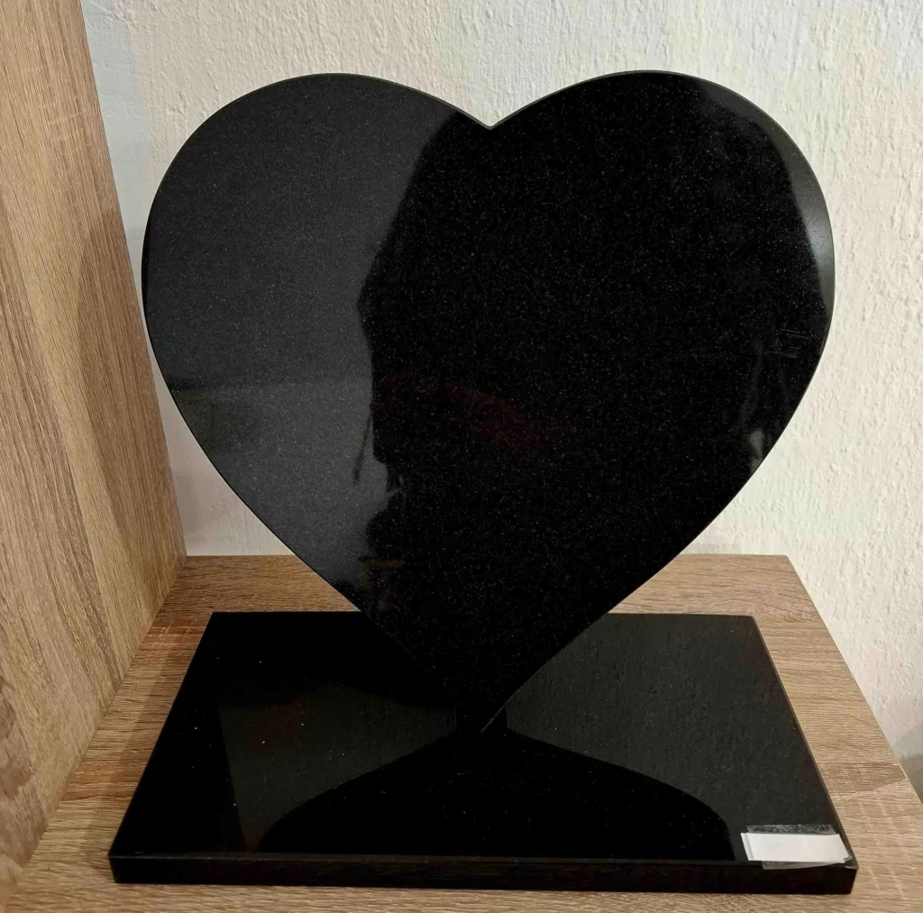 Plaque funéraire en granit noir fin découpée en forme de cœur