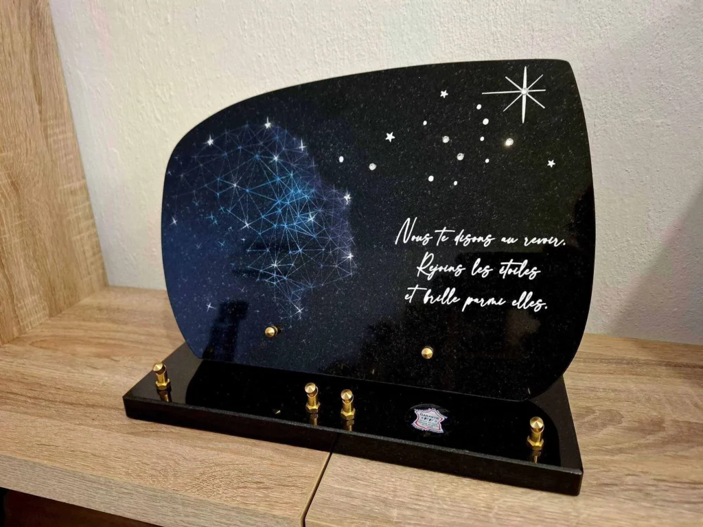 Plaque funéraire en granit noir Galaxy gravée de constellations et d'étoiles
