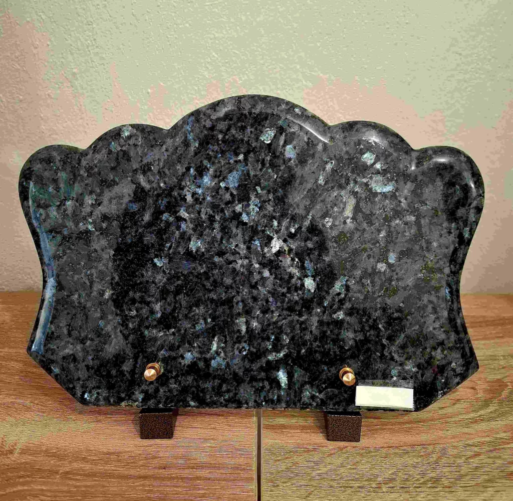 Plaque funéraire en granit bleu Labrador à bords festonnés forme nuage