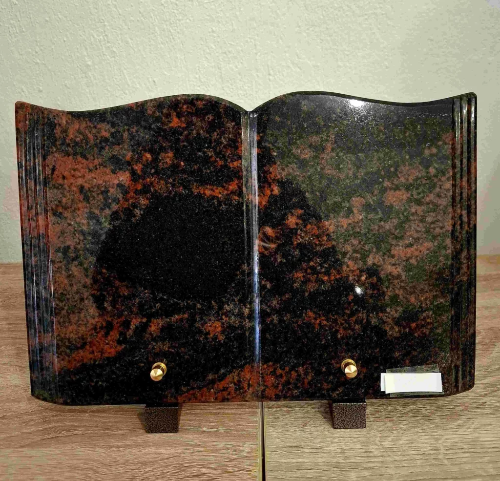 Plaque funéraire en granit rouge Aurora découpée en forme de livre ouvert