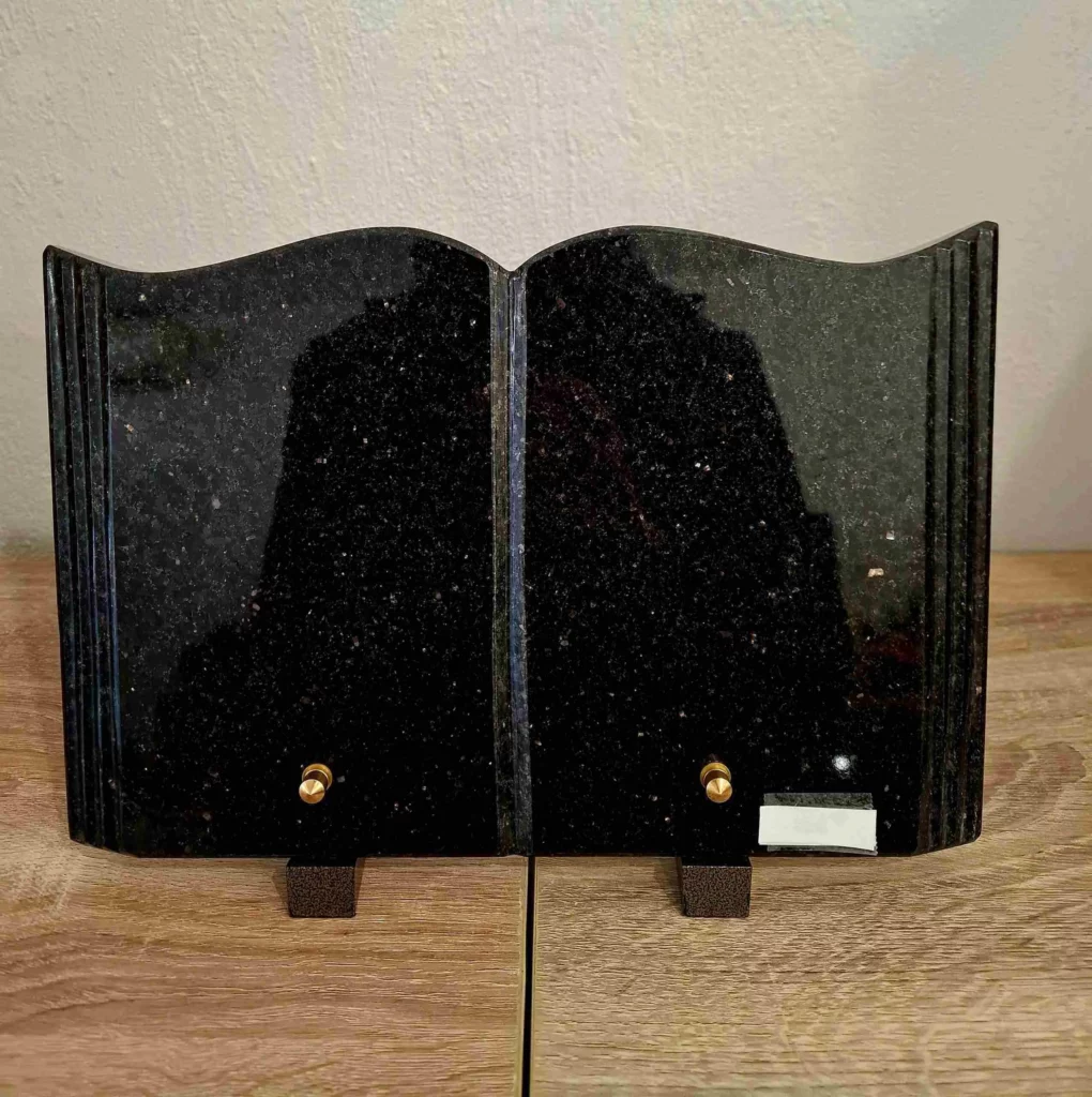 Plaque funéraire forme livre ouvert en granit noir Galaxy pailleté