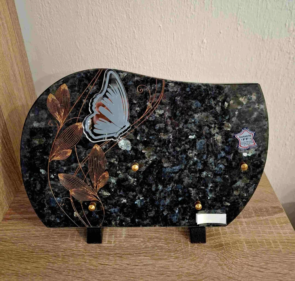 Plaque funéraire en granit bleu nuit avec impression plexiglas papillon bleu