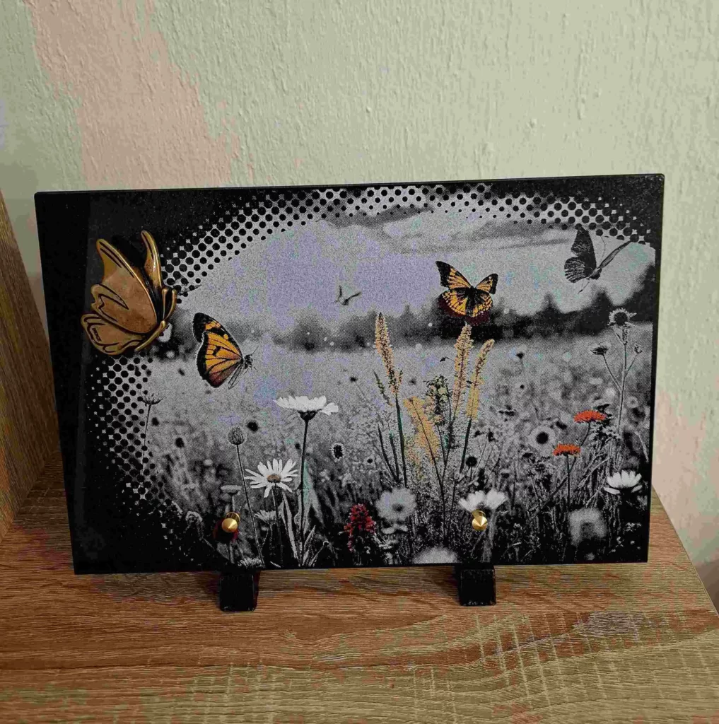 Plaque funéraire rectangulaire en granit imprimée avec champ de fleurs et bronze papillon