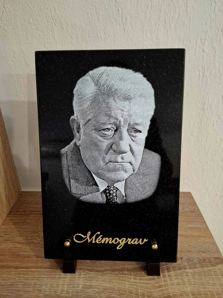 Plaque funéraire en granit noir avec photogravure de portrait et texte en or fin