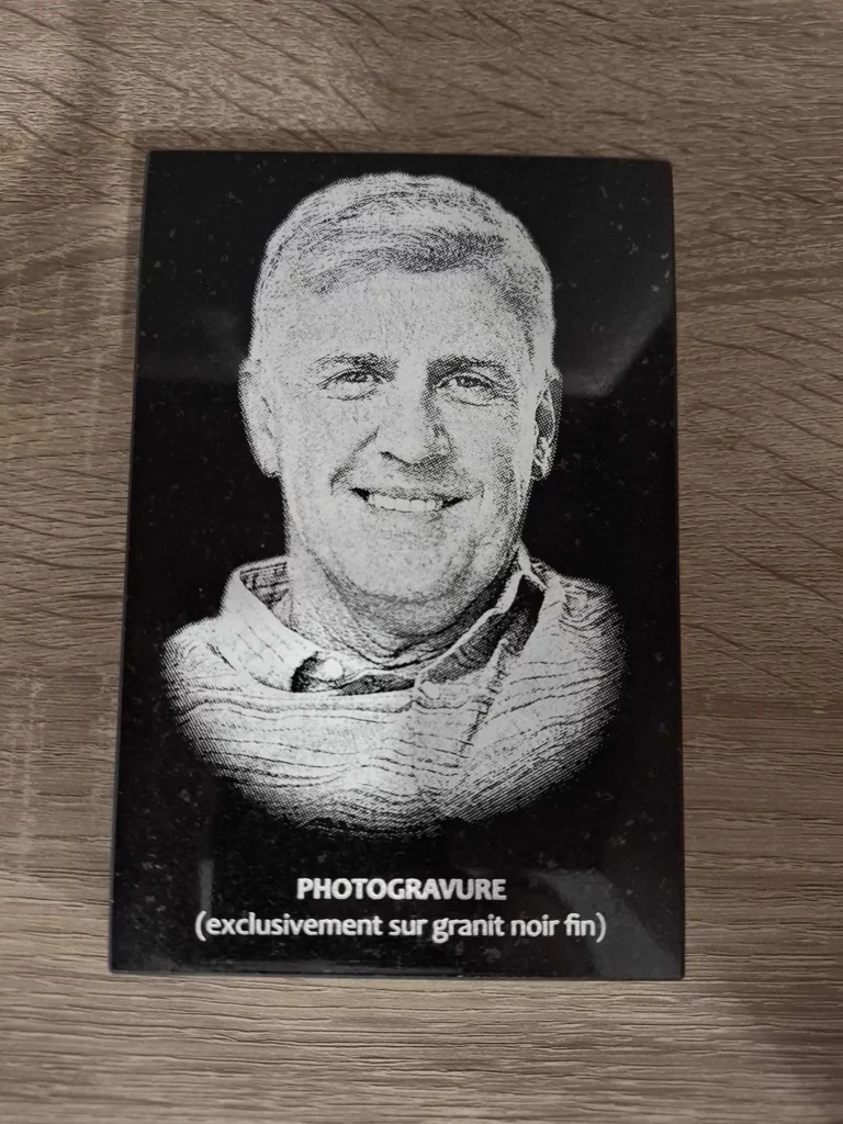 Plaque funéraire rectangulaire en granit noir fin avec portrait gravé personnalisé