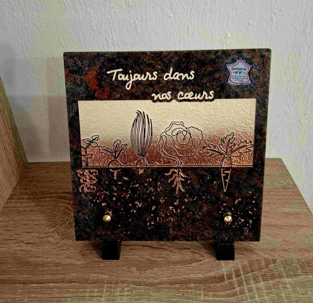 Plaque funéraire en granit imprimée avec motifs de potager et outils de jardinage