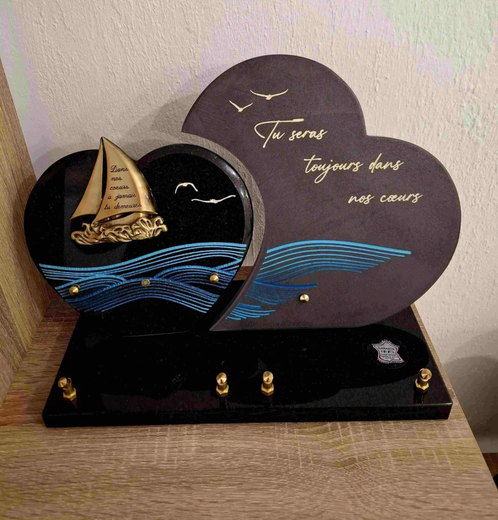 Plaque funéraire double cœur avec voilier en bronze et vagues bleues gravées