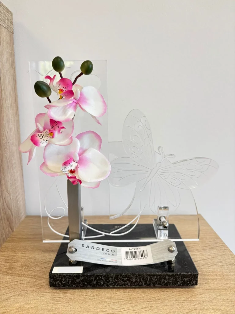 Plaque funéraire moderne en plexiglas avec orchidées roses artificielles et papillon