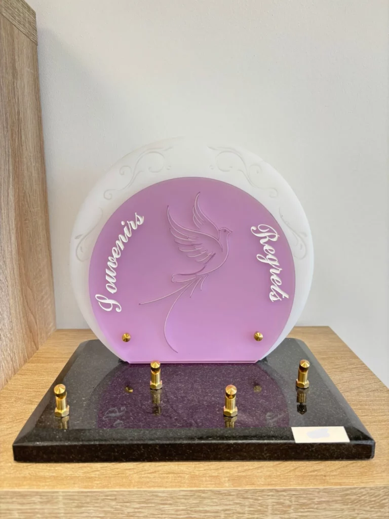 Plaque funéraire en plexiglas violet avec colombe gravée et mentions Souvenirs Regrets