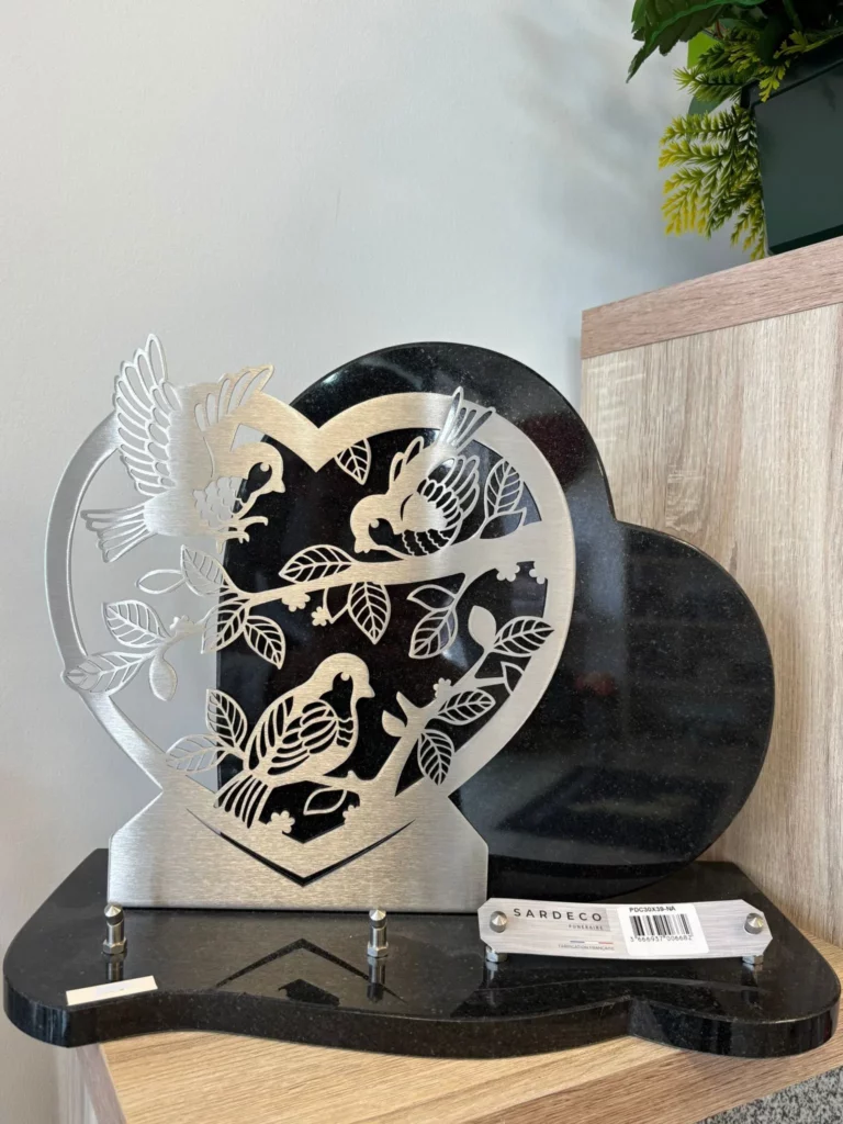 Plaque funéraire en granit forme cœur ornée de colombes en inox découper