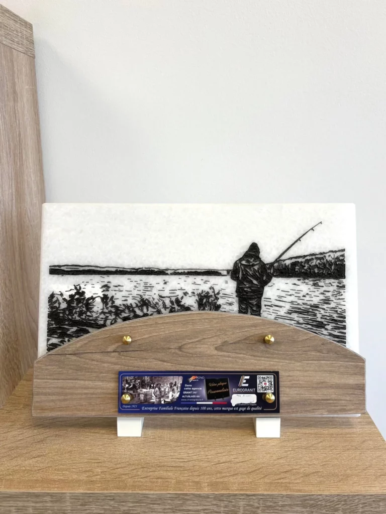 Plaque funéraire rectangulaire sur socle bois motif pêcheur à la ligne