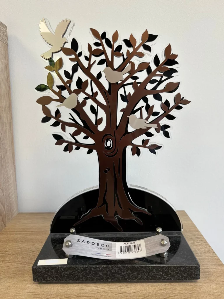 Plaque funéraire arbre de vie découpé avec colombes blanches sur socle granit