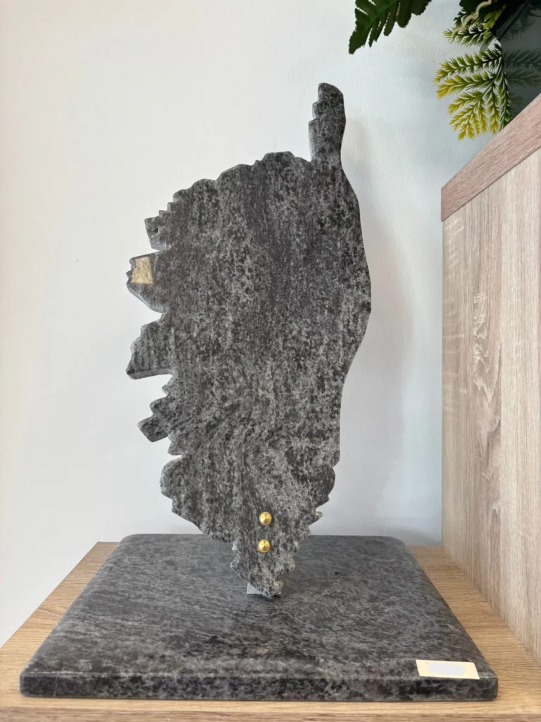 Plaque funéraire en granit gris découpée en forme de carte de la Corse