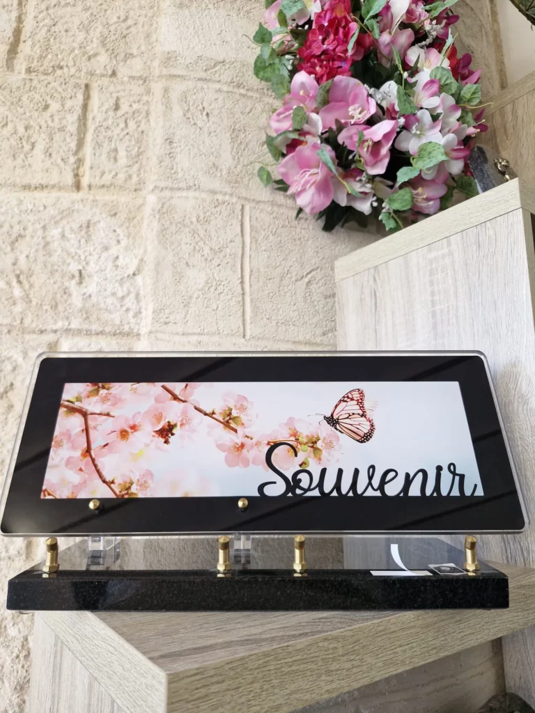 Plaque funéraire en plexiglas rectangulaire avec fleurs de cerisier et mot Souvenir