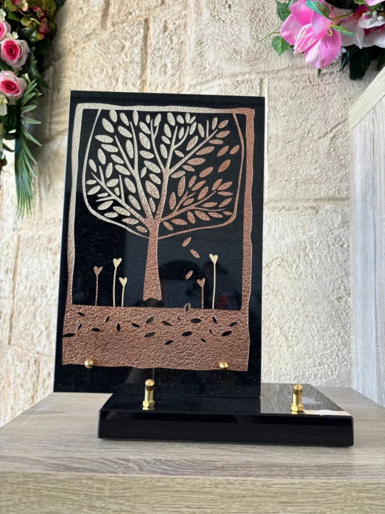 Plaque funéraire rectangulaire en granit noir avec motif arbre contemporain et feuilles