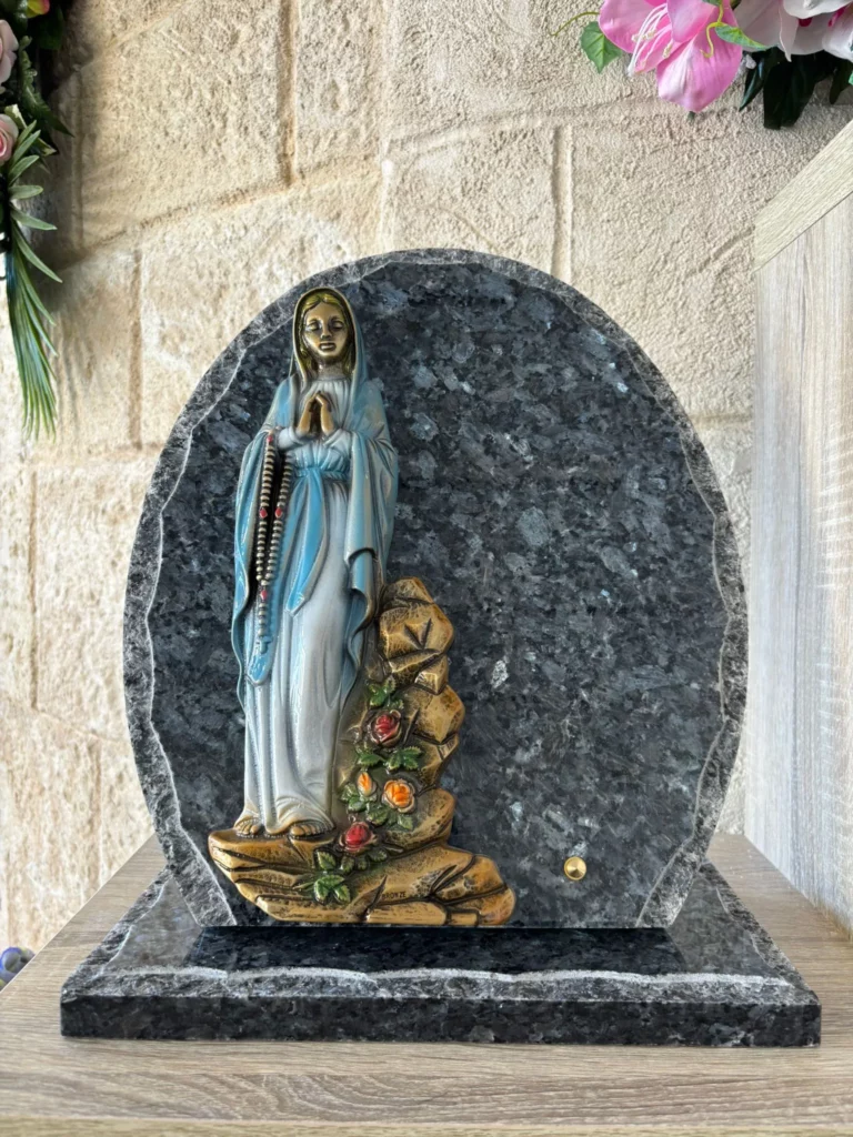Plaque funéraire ovale en granit avec statue de la Vierge Marie peinte en couleur