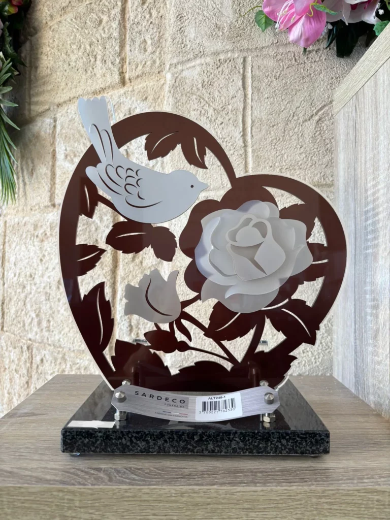 Plaque funéraire découpée en cœur avec colombe et rose blanche en métal