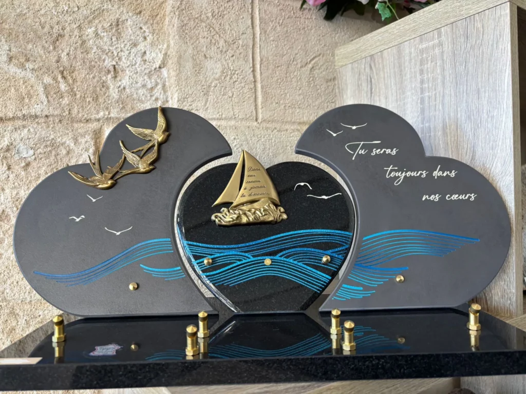 Plaque funéraire triple cœurs en granit et céramique motif bateau, vague et oiseaux