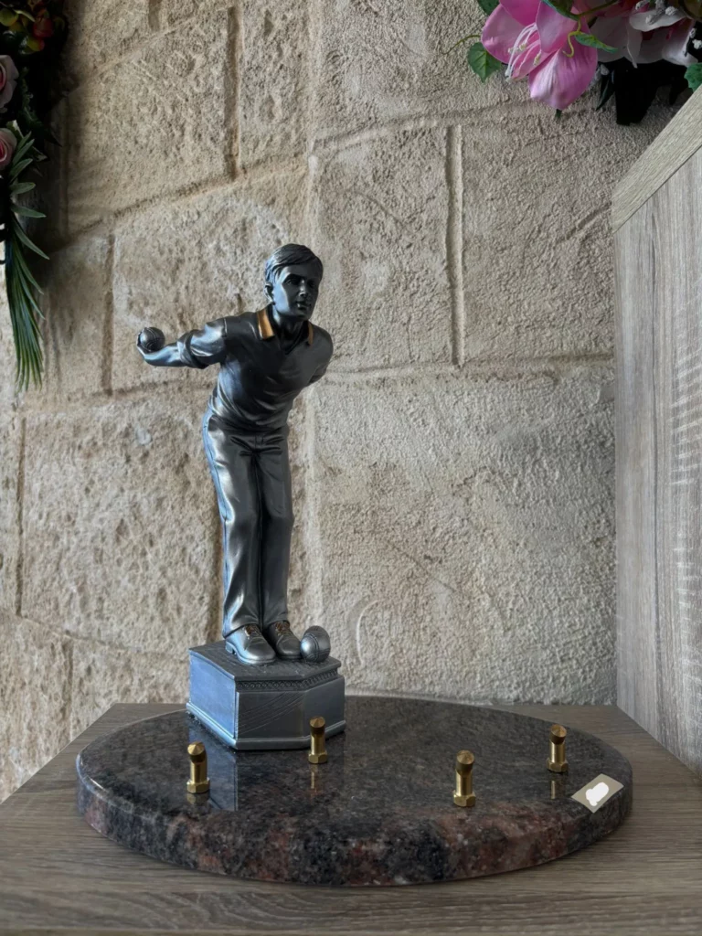 Plaque funéraire avec statue en bronze représentant un joueur de pétanque bouliste