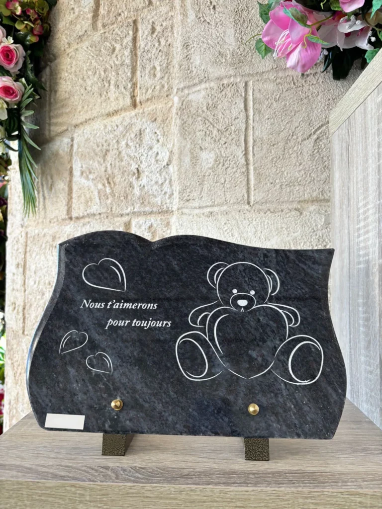 Plaque funéraire enfant en granit gravée d'un nounours en peluche et cœurs